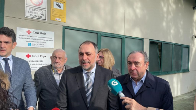 El conselleiro de Sanidade, Julio García Comeseña, atiende a los medios durante su visita a las instalaciones de la Unidad Asistencial de Drogodependencias de la Cruz Roja. En Lugo, a 15 de enero de 2024.