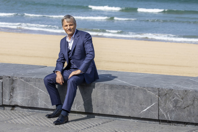 Archivo - Viggo Mortensen, que recibe el premio Donostia a su carrera, posa en photocall en el Festival de San Sebastián a 24 de septiembre de 2020.