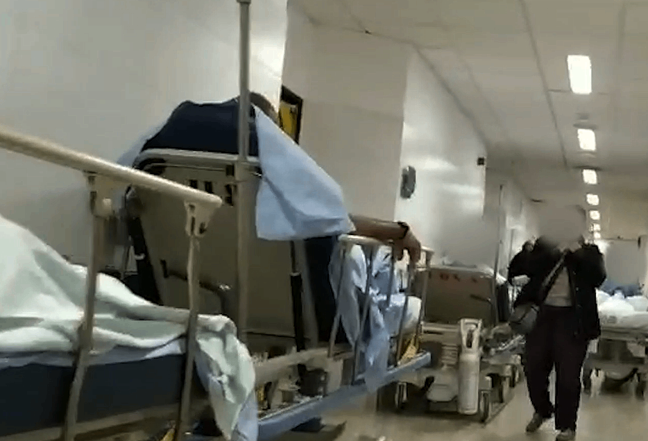 Camillas con enfermos en los pasillos del CHUS de Santiago el 15 de enero de 2024 en una imagen de la Asociaciu00f3n de Pacientes