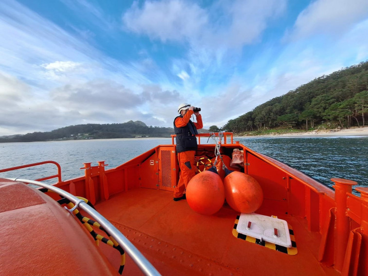 Salvamento Marítimo rescata a tres marineros en Porto do Son tras volcar su lancha