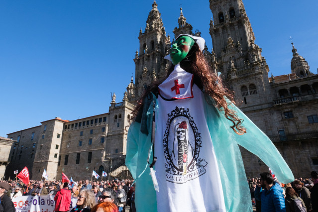 Archivo - Imagen de una manifestación en Santiago en defensa de la sanidad pública celebrada en Santiago en febrero de 2023