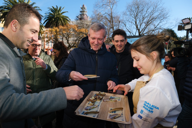 El presidente de la Xunta, Alfonso Rueda, en una visita a Ribadeo (Lugo).