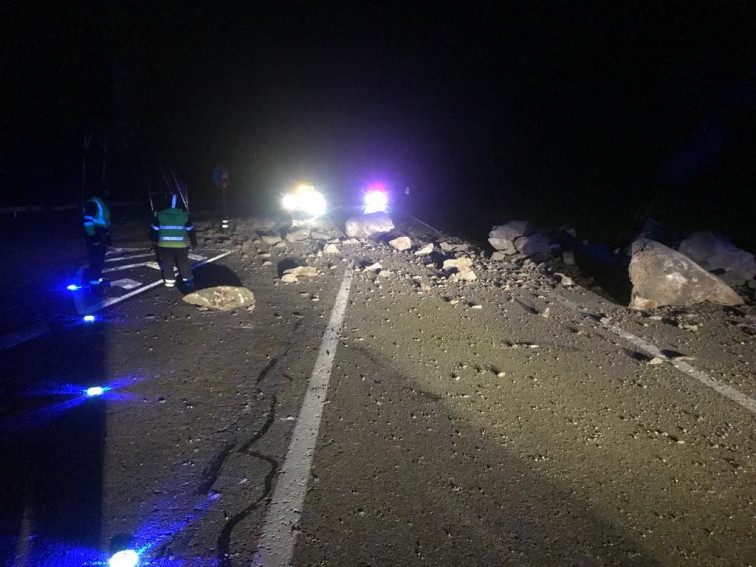 Un derrumbe obliga a cortar la carretera que une A Gudiña y A Rúa