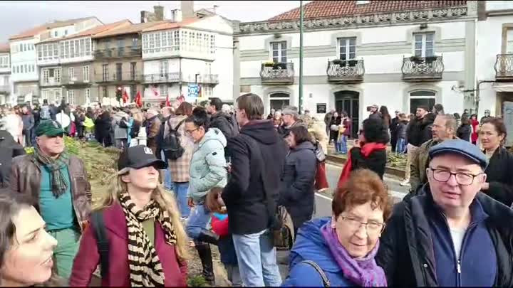 Gran manifestación contra la marea plástica de péllets en Santiago denunciando 