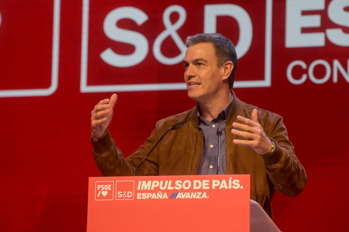 El presidente del Gobierno, Pedro Sánchez, interviene durante la clausura de la convención política del PSOE, a 21 de enero de 2024, en A Coruña, Galicia (España). El PSOE celebra durante el fin 