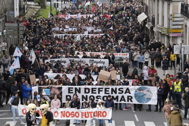 Más de 15.000 personas llenan O Obradoiro contra la gestión del vertido de pelets: 