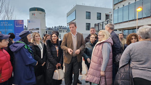 El candidato del PSdeG-PSOE a la presidencia de la Xunta, José Ramón Gómez Besteiro, con miembros de la plataforma pro CAPD de Ourense, frente a las instalaciones, en obras, a 22 de enero de 2024.