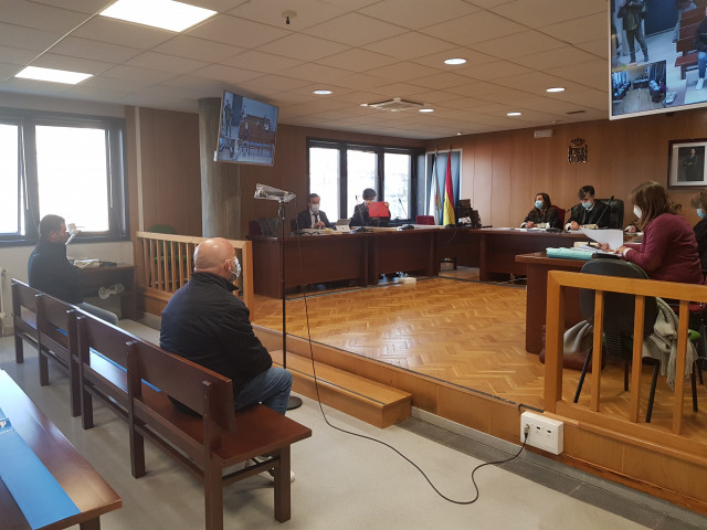 Archivo - El exalcalde pedáneo de Bembrive (Vigo), Roberto Ballesteros, en el banquillo de la sección quinta de la Audiencia Provincial de Pontevedra, con sede en la ciudad olívica.