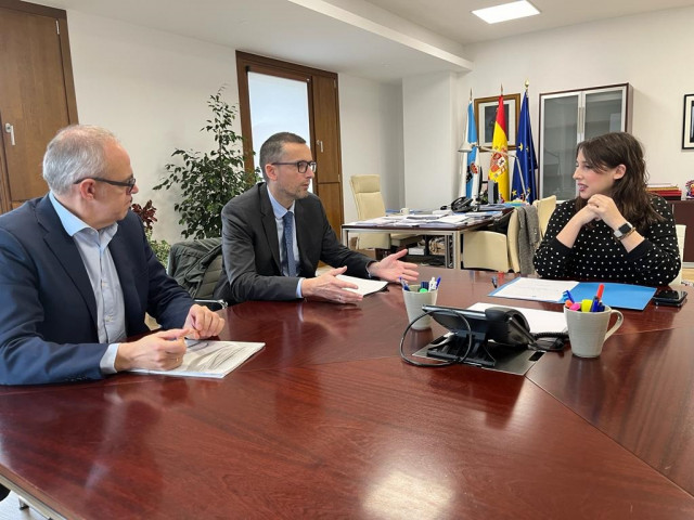 La conselleira de Economía, Industria e Innovación, María Jesús Lorenzana, en un encuentro de trabajo con directivos de GRI Renewable Industries, tras la adquisición de las instalaciones de Ganomagoga en Ponteareas (Pontevedra), a 23 de enero de 2024.