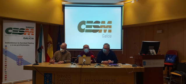 Archivo - El presidente de CESM Galicia, Ramón Barreiro, el secretario general, Enrique Marra-López, y el delegado de CESM en Pontevedra, Enrique Fernández Carrera-Soler.