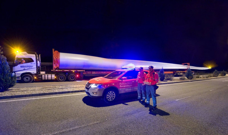 Colapso en la A-6 al quedar bloqueados durante días seis camiones que transportan palas eólicas