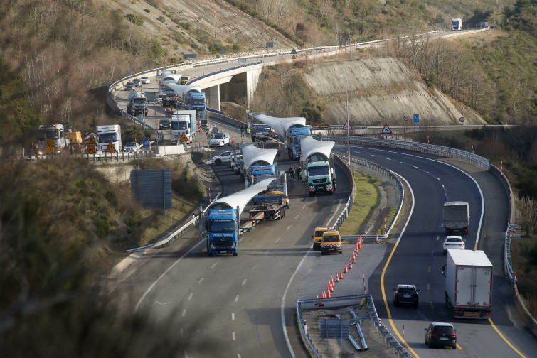 De nuevo en la carretera los seis camiones con palas eólicas bloqueados en la A-6 dirección Pedrafita