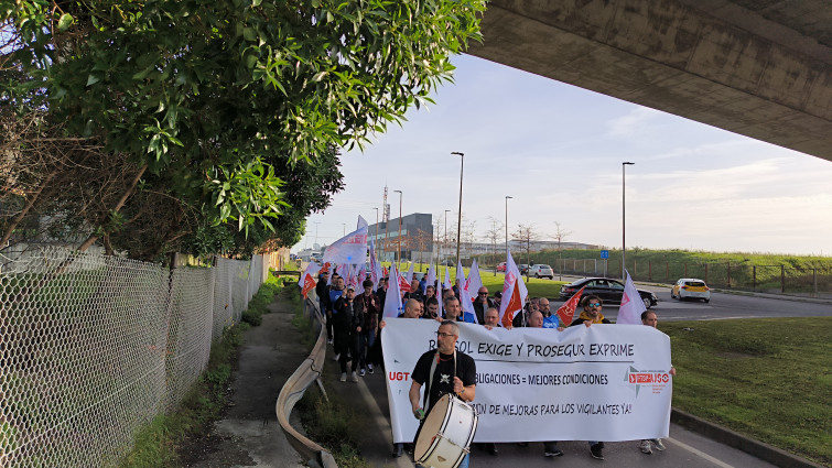 Vigilantes de seguridad de Prosegur en Repsol cortan el tráfico en A Coruña