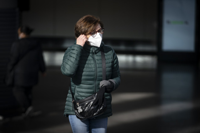 Archivo - Una mujer con mascarilla en la estación Puerta de Atocha-Almudena Grandes, a 26 de enero de 2023, en Madrid.