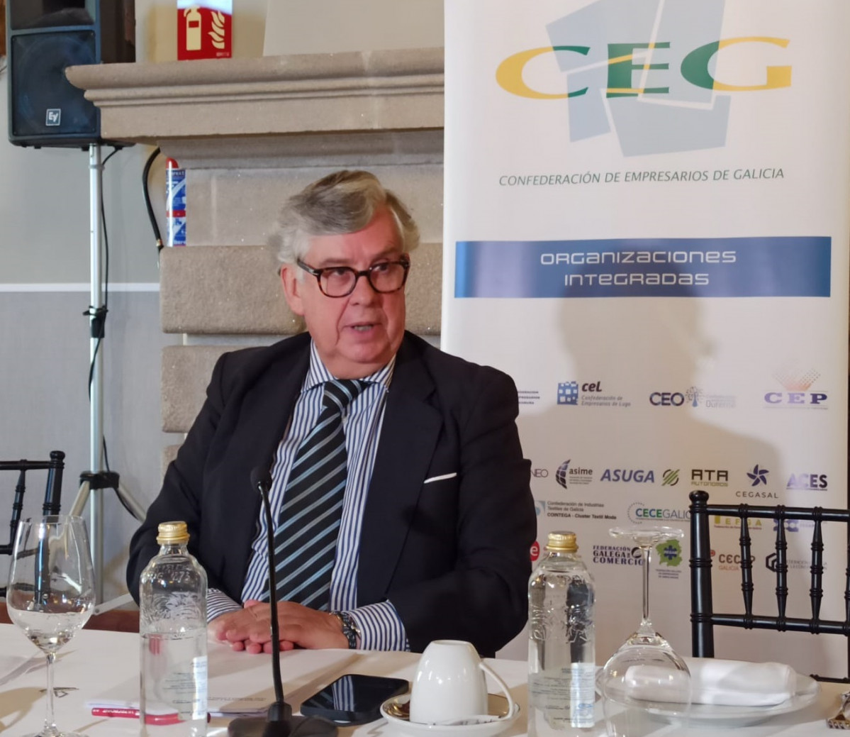 Archivo - El presidente de la Confederación de Empresarios de Galicia (CEG), Juan Vieites, en rueda de prensa