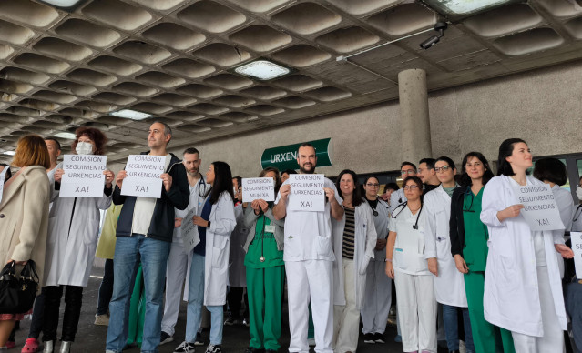 Médicos de urgencias se concentran en el Hoispital Clínico de Santiago.