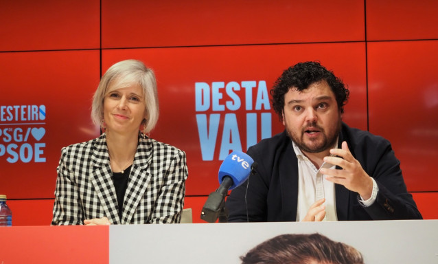 La cabeza de lista del PSdeG por A Coruña, Paticia Iglesias, y el candidato por Pontevedra, Julio Torrado, en rueda de prensa