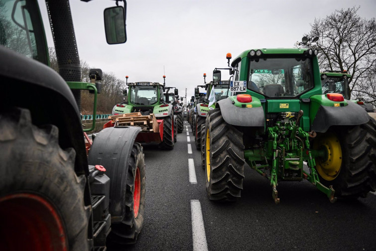 Las revueltas de los agricultores llegan hasta la frontera de Galicia con Portugal y amenazan las exportaciones