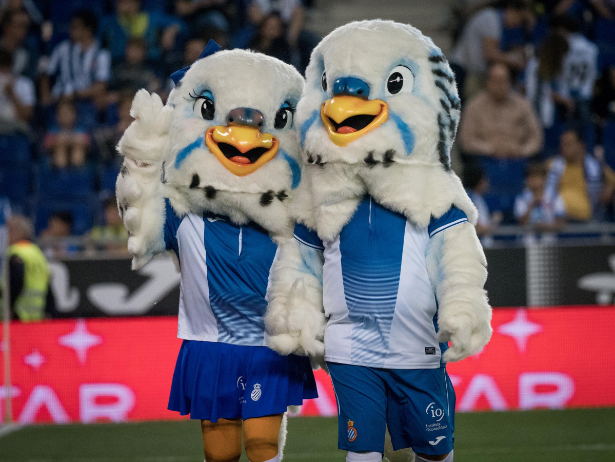 El periquito y la periquita son las mascotas del RCD Espanyos en una imagen del club