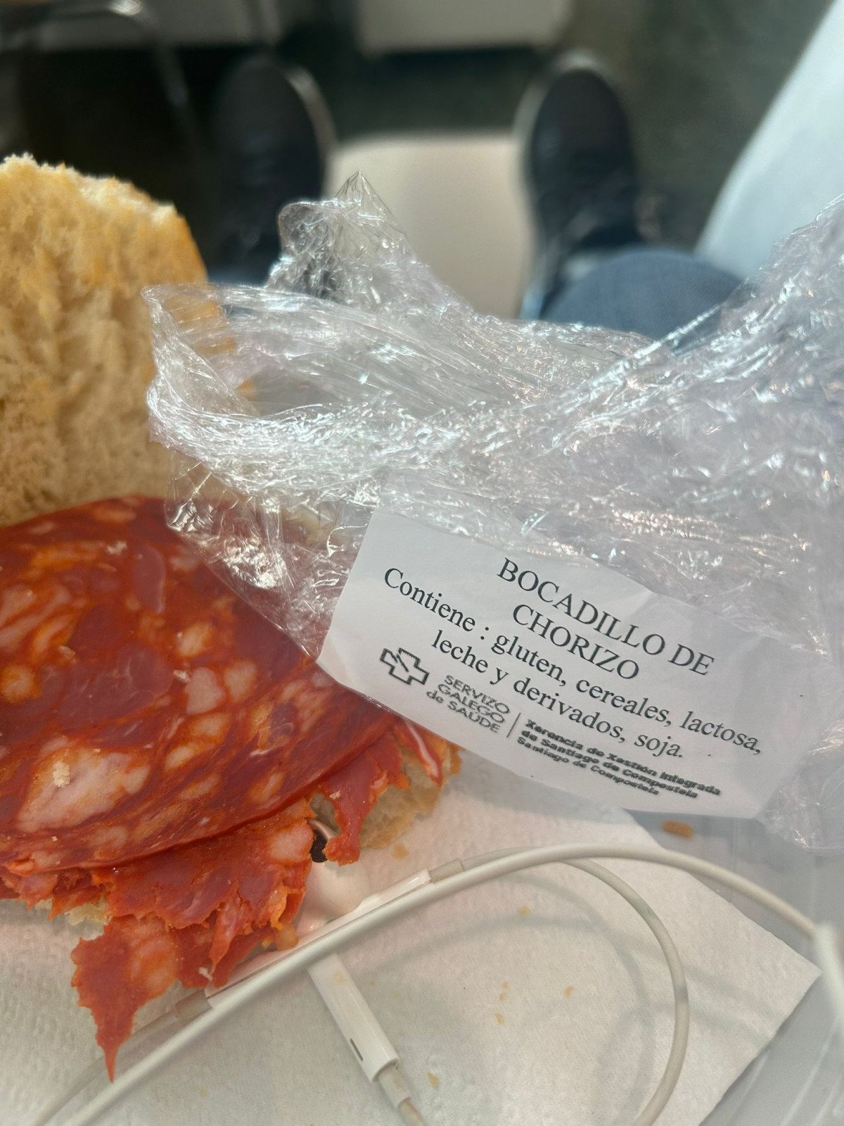 Bocadillo de chorizo entregado a un paciente de quimioterapia en una imagen difundida por la Asociaciu00f3n de Usuarios del CHUS