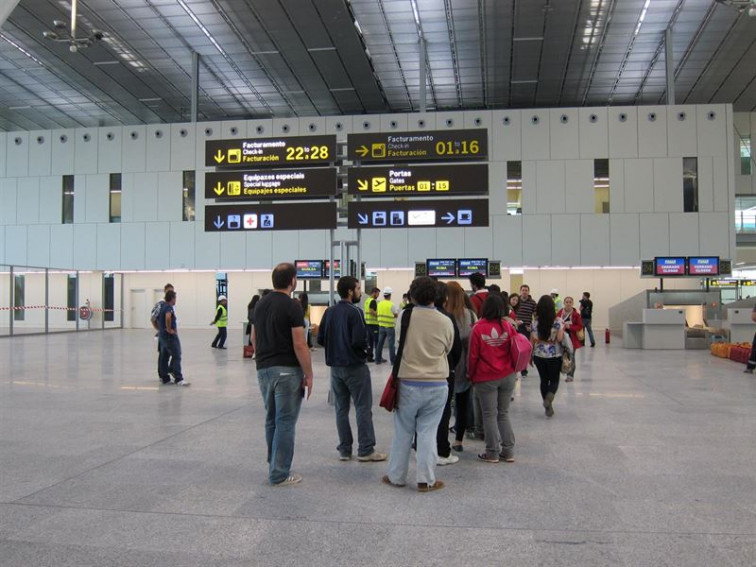 Una moción para que Bugallo medie en el conflicto de los trabajadores del aeropuerto de Lavacolla