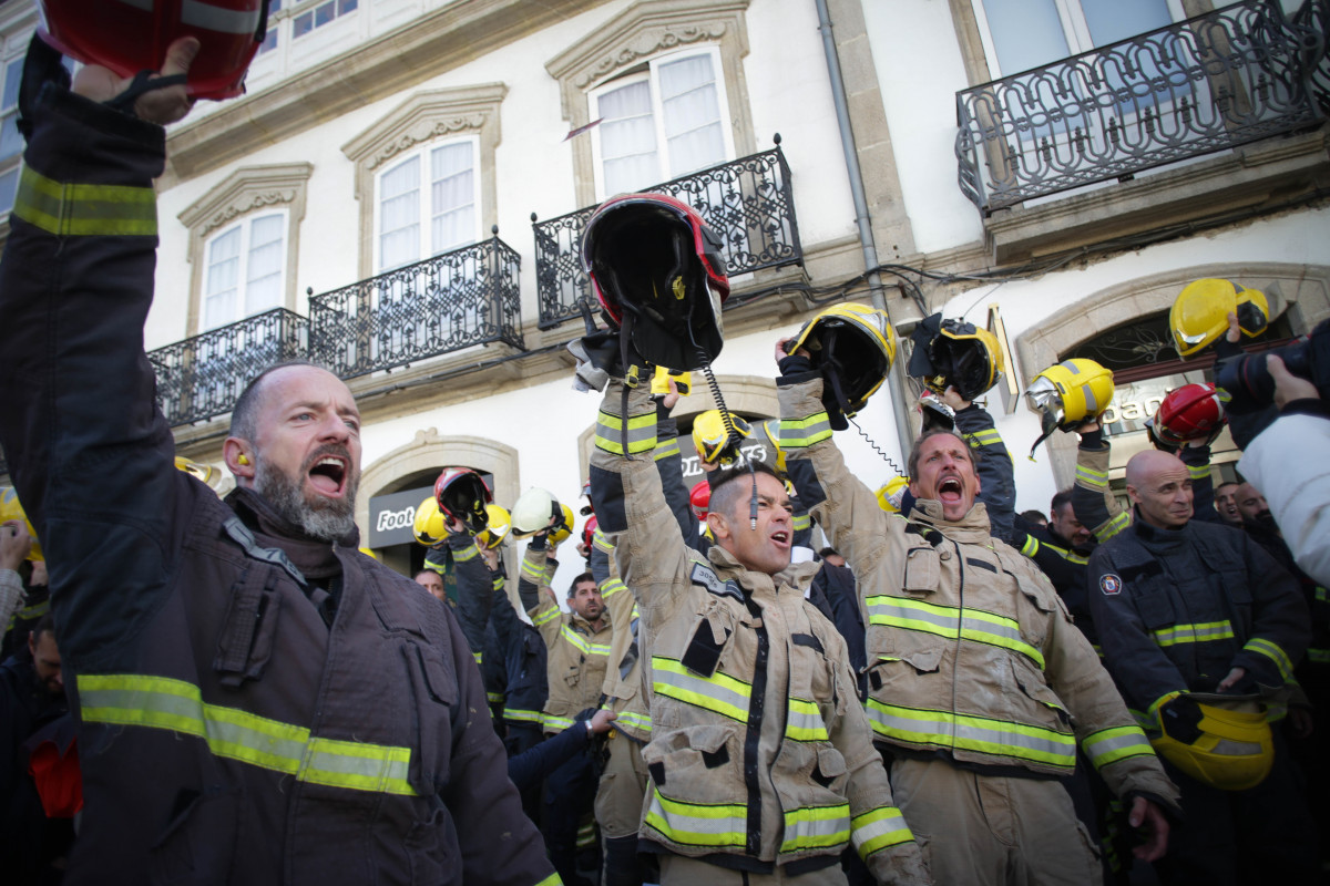 Archivo - Decenas de bomberos de los parques comarcales de Galicia durante la protesta por una mejora de las condiciones laborales, frente a la Diputación de Lugo, a 31 de octubre de 2023, en Lugo, G