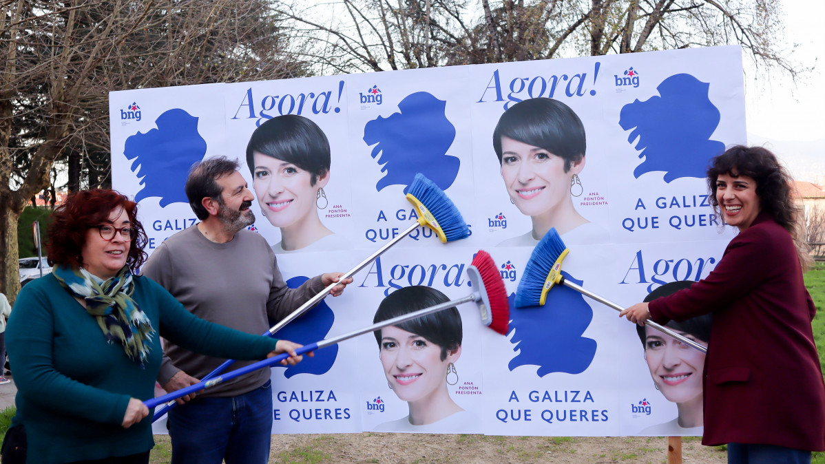 Candidatos del BNG pegando carteles el jueves con la imagen de Pontu00f3n en Vigo