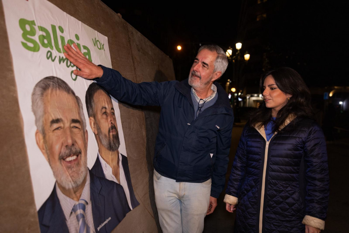 El candidato de Vox a la Presidencia de la Xunta de Galicia, Álvaro Díaz Mella, en pegada de carteles en Vigo