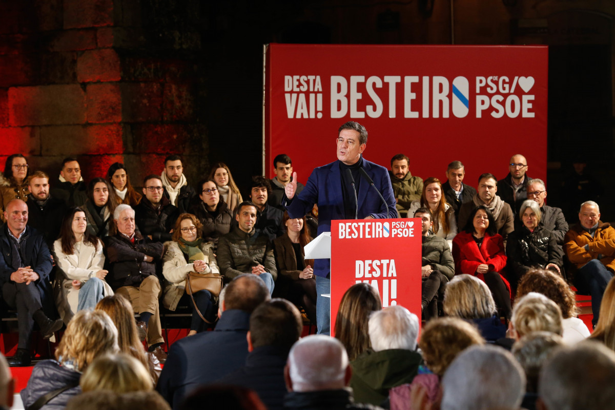 El candidato del Partido de los Socialistas de Galicia (PSdeG) a la Presidencia de la Xunta, José Ramón Gómez Besteiro, interviene durante un mitin previo a la pegada de carteles, a 1 de febrero de