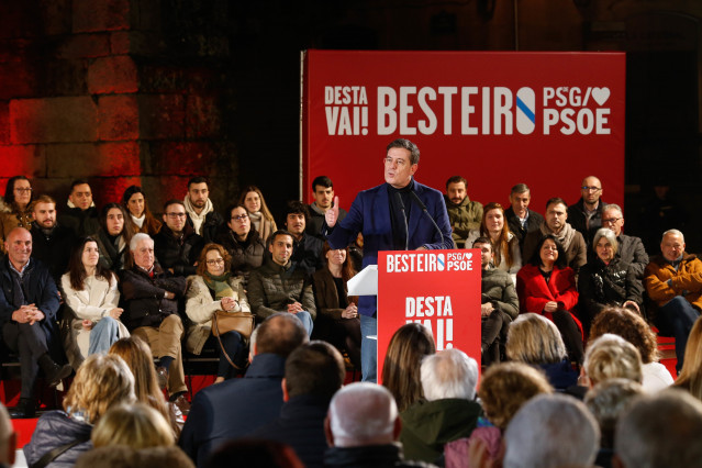 El candidato del Partido de los Socialistas de Galicia (PSdeG) a la Presidencia de la Xunta, José Ramón Gómez Besteiro, interviene durante un mitin previo a la pegada de carteles, a 1 de febrero de 2024, en Lugo, Galicia, (España).