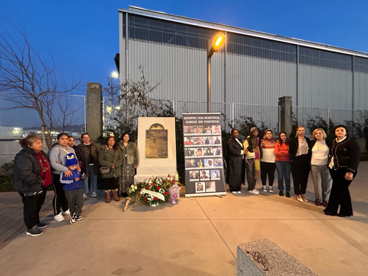 Concentración de familiares del 'Pitanxo' ante la placa conmemorativa tras conocerse el informe pericial