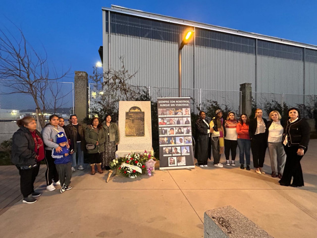 Familias del Pitanxo se concentra ante la placa conmemorativa de Marín tras conocerse el 