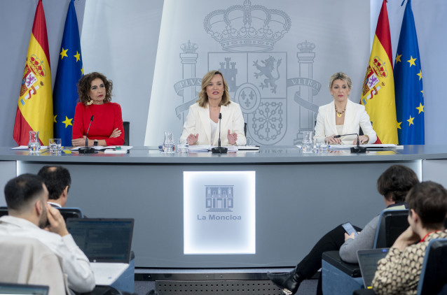 (I-D) La vicepresidenta primera y ministra de Hacienda, María Jesús Montero; la ministra Portavoz, Pilar Alegría, y la vicepresidenta segunda y ministra de Trabajo y Economía Social, Yolanda Díaz, durante una rueda de prensa posterior al Consejo de Minist