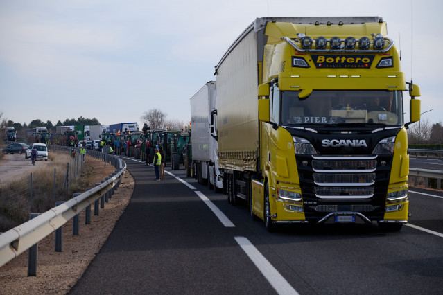 Un camión delante de una concentración de tractores que se dirigen hacia el municipio de Manzanares por la autovía A-43, a su paso por la localidad de Tomelloso, a 6 de febrero de 2024, en Tomelloso, Ciudad Real, Castilla La-Mancha (España). Agricultores