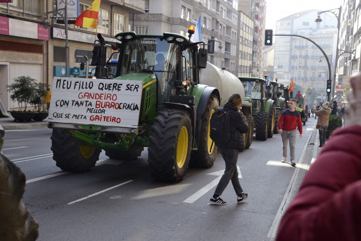 Tractores durante una concentración, a 6 de febrero de 2024, en Ourense, Galicia (España). Agricultores y ganaderos de toda España han sacado sus tractores a las carreteras desde esta madrugada par