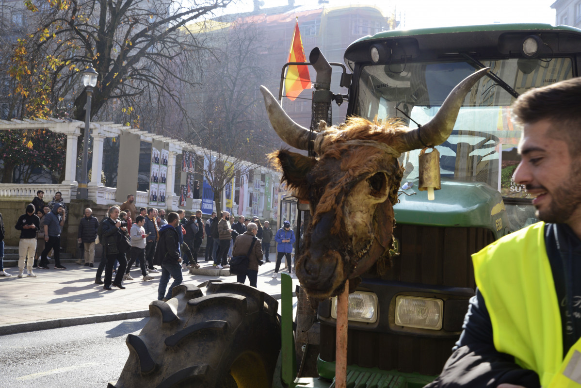 Agricultores y ganaderos durante una concentración de tractores, a 6 de febrero de 2024, en Ourense, Galicia (España). Agricultores y ganaderos de toda España han sacado sus tractores a las carrete