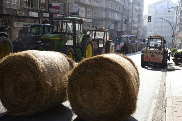 Tractores durante una concentración, a 6 de febrero de 2024, en Ourense, Galicia (España). Agricultores y ganaderos de toda España han sacado sus tractores a las carreteras desde esta madrugada para pedir mejoras en el sector, entre ellas exigir ayudas pa