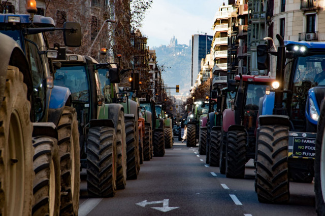 Los agricultores bloquean las principales vías cansados de su situación