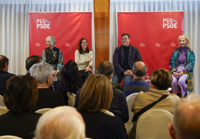 El candidato del PSdeG a la Presidencia de la Xunta, José Ramón Gómez Besteiro, y la alcaldesa de A Coruña, Inés Rey, se reúnen con colectivos sociales