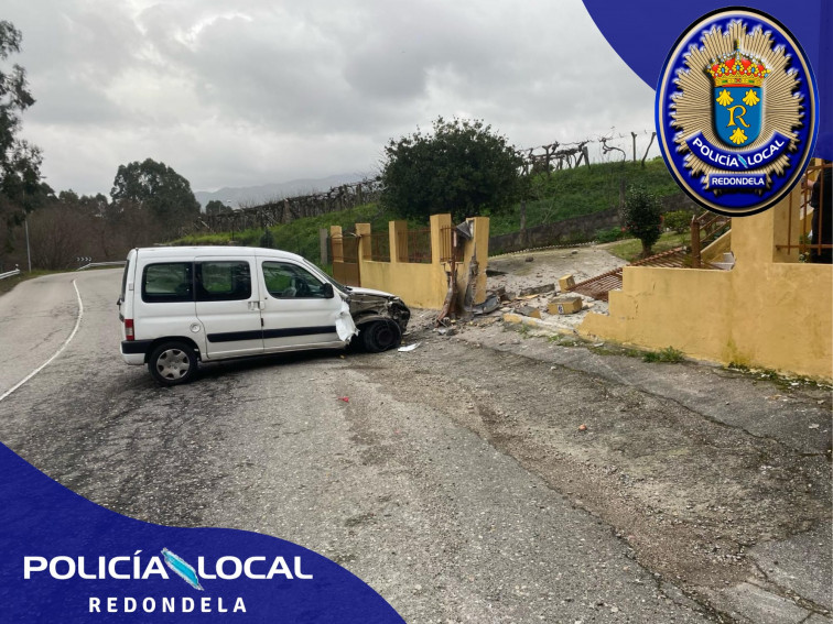 Una salída de vía deja una herida y derrumba el muro de una casa en Redondela