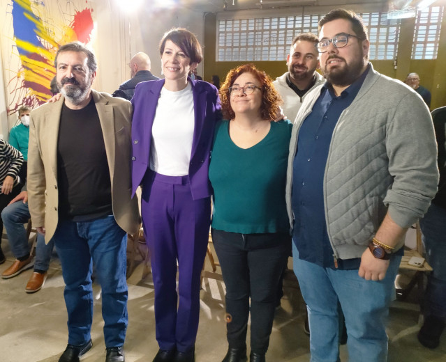 La candidata del BNG a la presidencia de la Xunta, Ana Pontón, con los candidatos por Pontevedra, Luis Bará y Carmela González, y el portavoz municipal del BNG en Vigo, Xabier P.Igrexas, en un acto electoral en la ciudad olívica, a 8 de febrero de 2024.