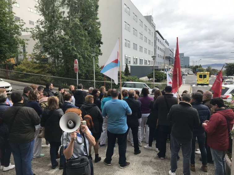 Limpiadoras subcontratadas del Hospital de A Coruña protestan por bajos salarios