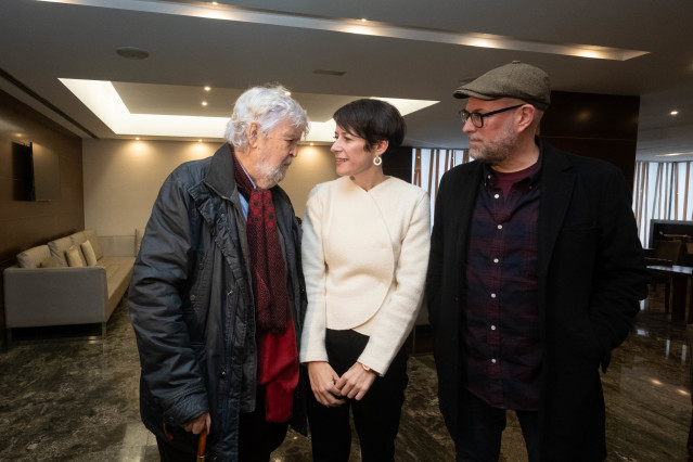 Xosé Manuel Beiras, junto a Ana Pontón, candidata del BNG, y Martiño Noriega, portavoz de Anova,  antes de participar en la charla conjunta en el marco de las elecciones del 18 de febrero.