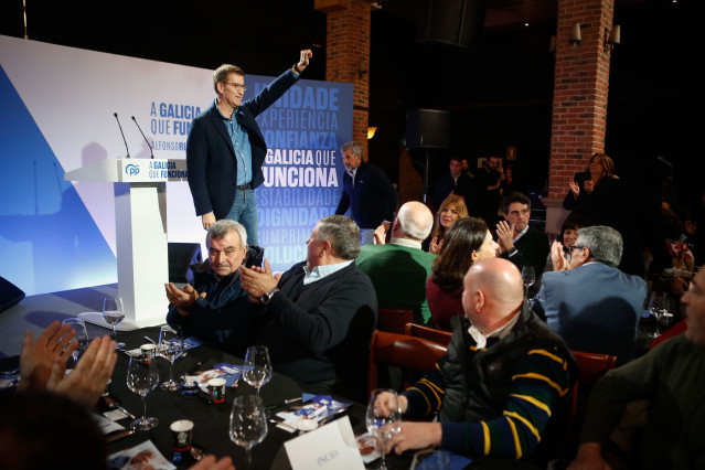 El presidente del Partido Popular, Alberto Núñez Feijóo, durante una comida de campaña del Partido Popular, en el restaurante Litmar, a 10 de febrero de 2024, en Sarria, Lugo, Galicia (España). El Partido Popular ha celebrado la comida-mitin de campaña de