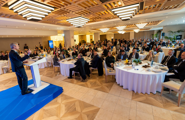 El candidato a la presidencia de la Xunta del PP, Alfonso Rueda, en un desayuno con agentes sociales y económicos en Vigo, a 12 de febrero de 2024.