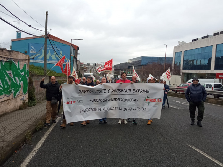 La seguridad privada de Prosegur en la refinería de Repsol A Coruña, al borde de la huelga con protestas diarias