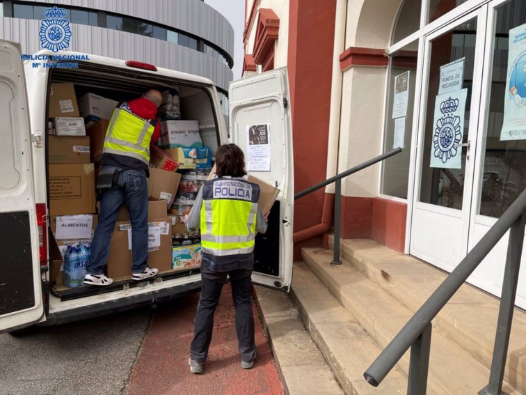 Campaña de la Policía Nacional de Vigo para la recogida solidaria de ropa, alimentos y juguetes