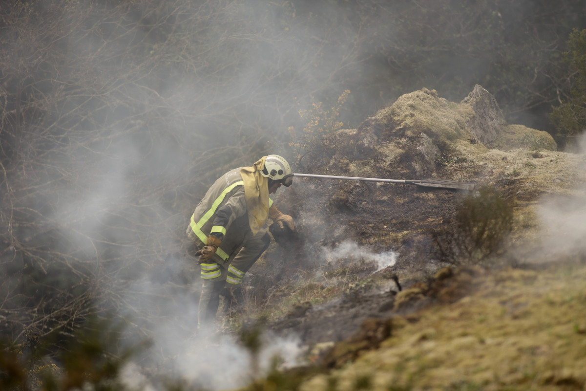 Archivo - Un brigadista  trabaja para extinguir las llamas en un incendio forestal, en Baleira, Lugo, Galicia (España), en marzo de 2023.