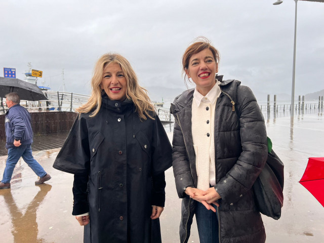 Yolanda Díaz, líder de Sumar, junto a Marta Lois, candidata de Sumar Galicia, antes de coger el barco entre Vigo y Cangas