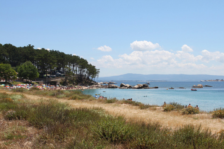 Aparece una gran mancha de combustible en la playa de Coroso, en Ribeira